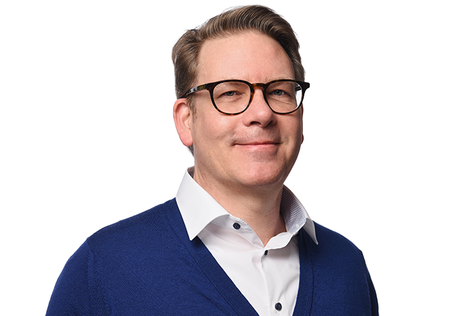 Mann in weissem Hemd und Brille