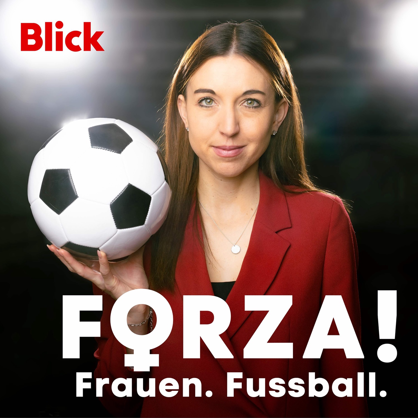 Podcast Cover mit Rebecca Spring, die einen Fussbal h&auml;lt. Vor dunklem Hintergrund, mit rotem Blick Logo und FORZA! Frauen. Fussball. -Schriftzug