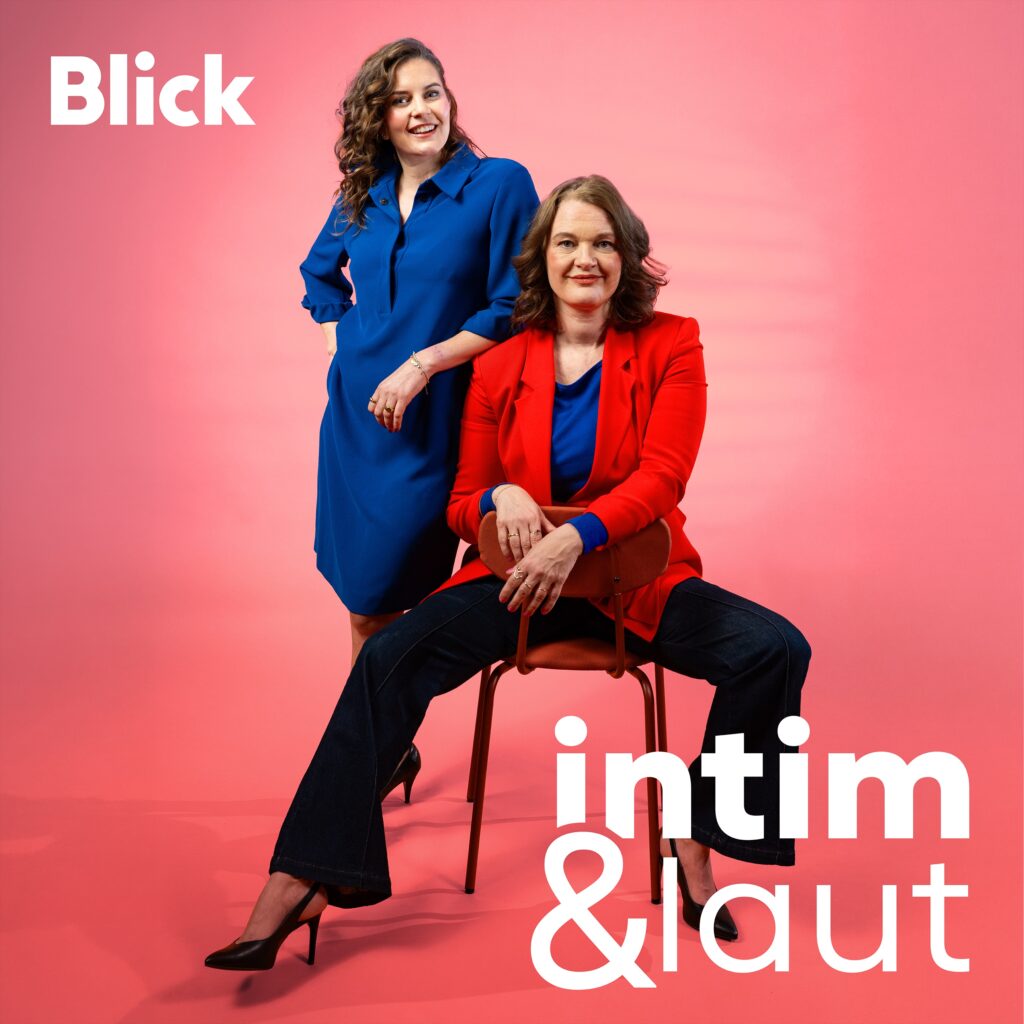 Podcast Cover mit Sandra Casalini und Ramona Zenger vor pinkem Hintergrund, mit weissem Blick Logo und intim&laut-Schriftzug