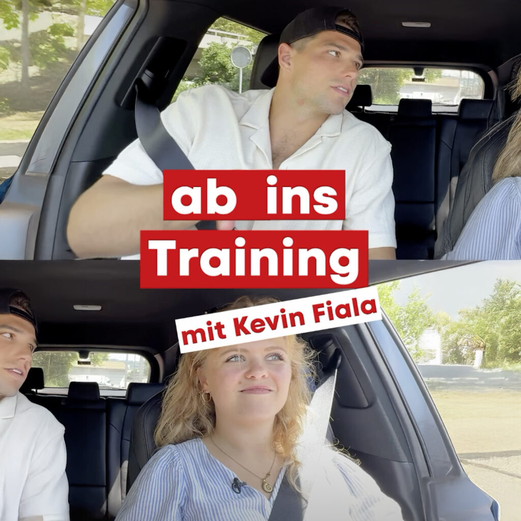 Video-Still aus dem Format &bdquo;ab ins Training&ldquo; mit Kevin Fiala. Die Szene zeigt ein lockeres Gespr&auml;ch zwischen dem Sportler und der Moderatorin w&auml;hrend einer Autofahrt.