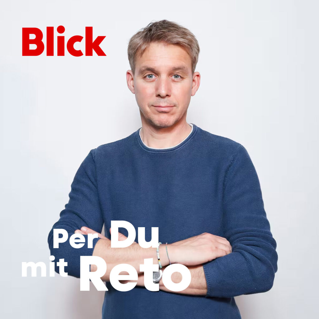 Portr&auml;t von Reto Scherrer f&uuml;r das Blick-Format &bdquo;Per Du mit Reto&ldquo;. Der Moderator ist mit verschr&auml;nkten Armen vor hellem Hintergrund zu sehen.
